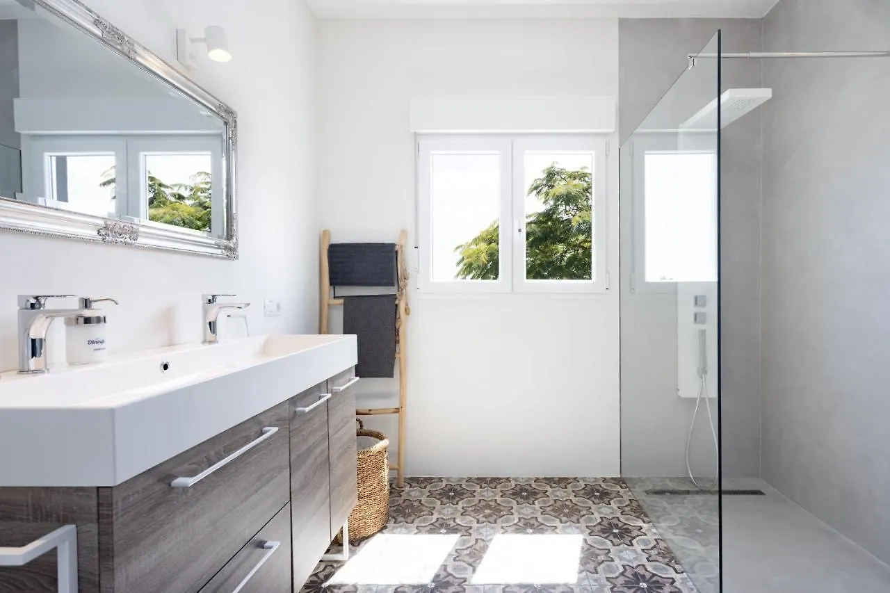 Home2Book Stunning Design House Arafo